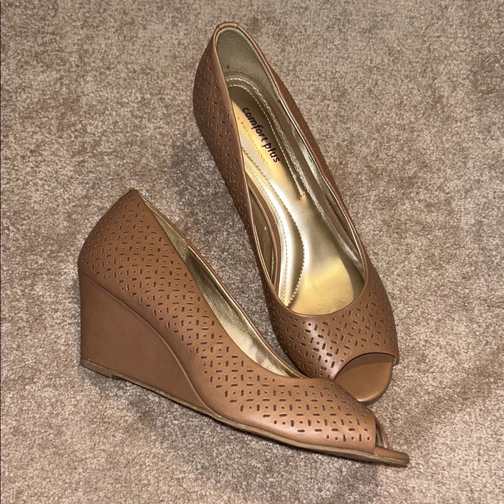 Wedges in Black with Comfortable Fit and Stylish Design